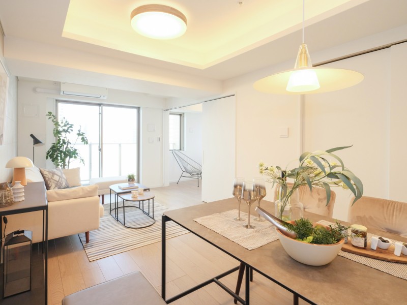 リビングには開放感と奥行きを生みだす折上げ天井を採用しています。間接照明を取り入れることで、高級感のあるスタイリッシュな印象へと演出し、上質で安らげる住まいへと仕上げました。