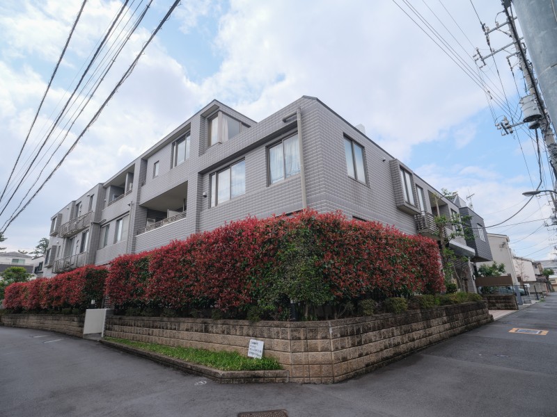 第一種低層住居専用地域に佇む、2匹までペット飼育可能(細則有)のレジデンスです。心安らぐ植栽が施され、毎日気持ち良く出入りできそうです。