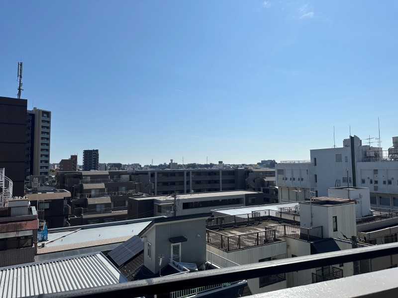 バルコニーからの眺めでは、伸びやかな空と、街並みの景色が広がります。遠くまで見渡せる青空に、心安らぐ穏やかさを感じることができる住まいです。