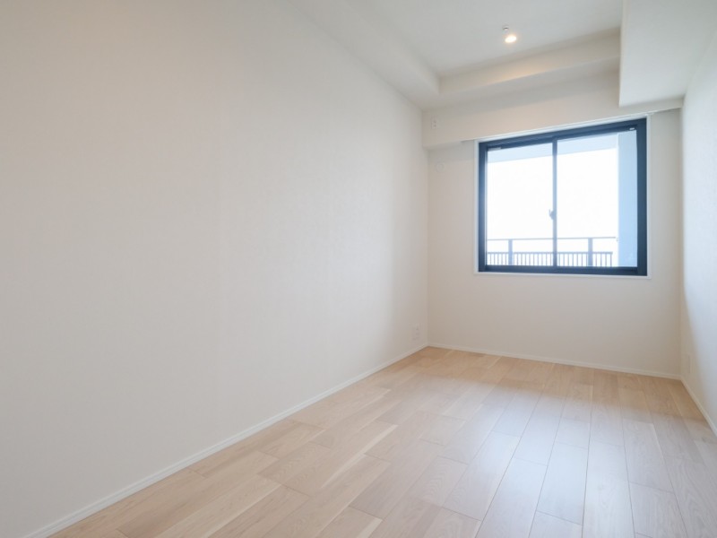 洋室3はリビングから一番離れた約5.8帖のプライベートルームです。他の洋室と同様に凹凸が少なく家具の配置がしやすいため、自由なお部屋づくりがお楽しみいただけます。