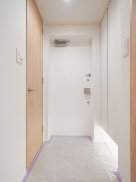 玄関には人感センサー照明を採用しています。ご帰宅の際に手探りでスイッチを探す必要がなく、いつでも明るい空間が居住者様を出迎えます。