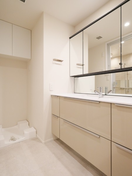 身だしなみを整える際にも便利な三面鏡付き洗面化粧台を設置しています。鏡裏収納や足元収納も豊富に備え、細かいもので散らかりがちな空間でもたっぷりと収納が可能です。