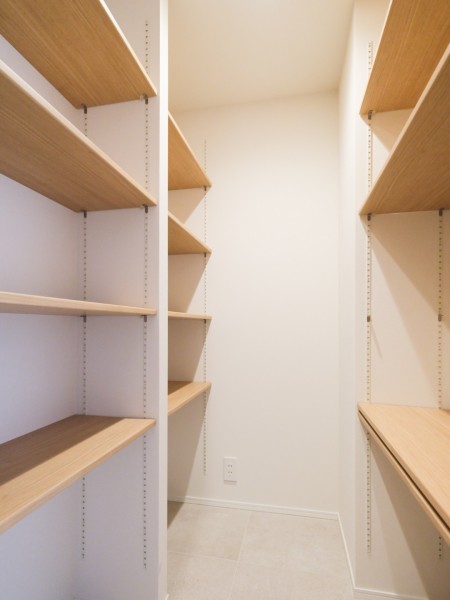 廊下には納戸があり、トイレットペーパーなどのストック類、かさばりやすいオフシーズン寝具やアウトドア用品をまとめて保管しておくことが叶います。