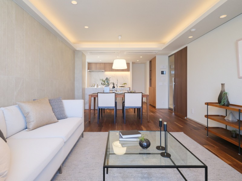 やすらぎとあたたかみを感じられる木の持つ魅力で幅広い世代に好まれる自然体なリビングです。『日常』という大切な時間を豊かに、快適にお過ごしいただける空間です。