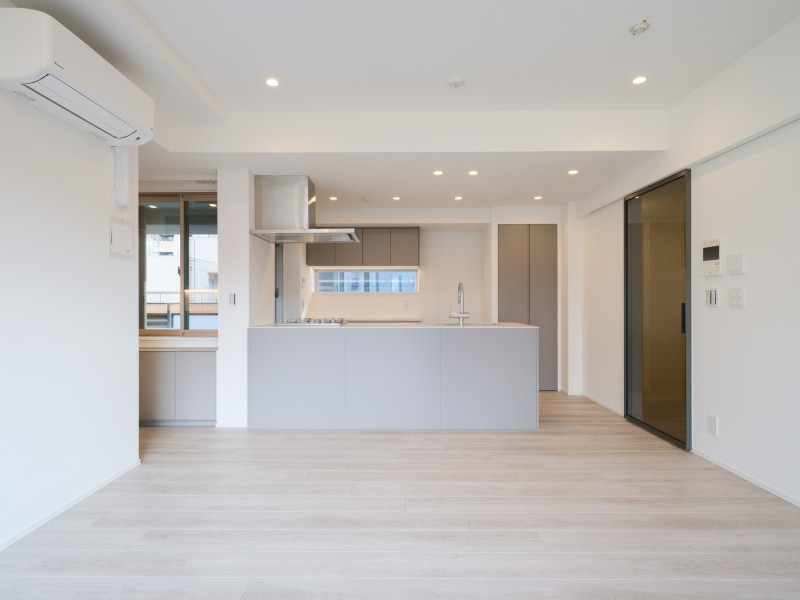 流行を先駆けながら、喧騒と一線を画す安らぎの居住空間がここにあります。自分の世界に没頭する時間も、ご家族の団らんも大切にできる空間です。