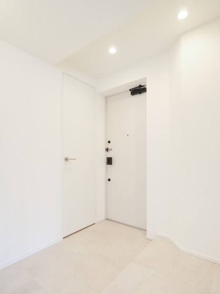 白を基調とした清潔感のある玄関です。大切なご家族の「ただいま」「おかえり」が行き交う心温まる空間です。