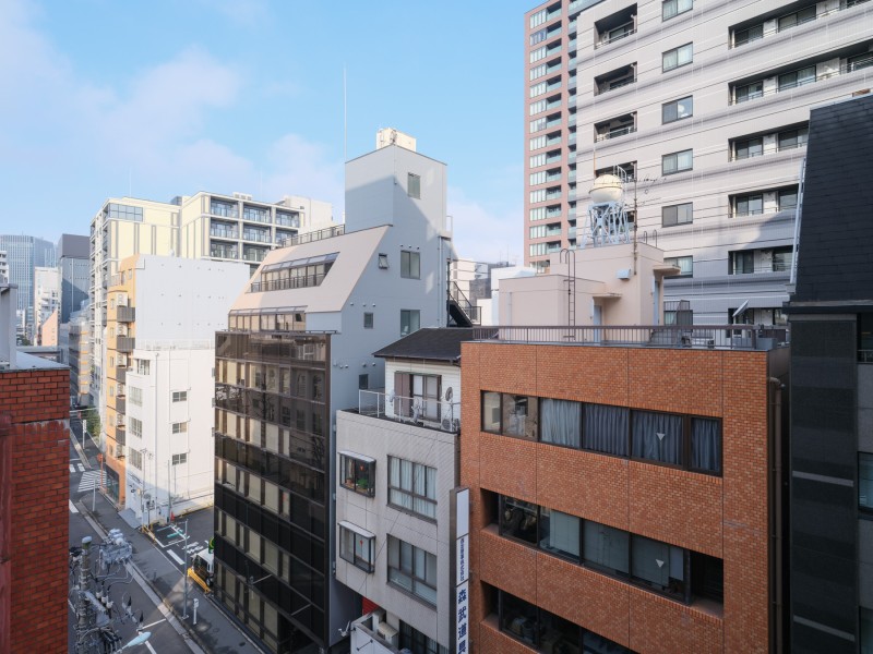 バルコニーからの眺めでは、伸びやかな空と、街並みの景色が広がります。都心立地でありながらも、心安らぐ穏やかさを感じることができる住まいです。