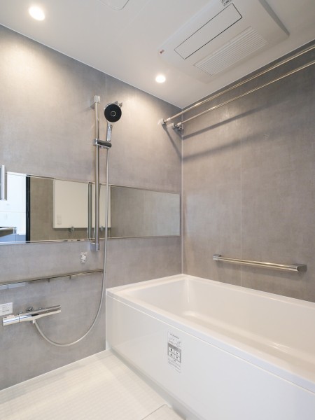 ワイドミラーによってゆとりを感じられるくつろぎの空間です。毎日のバスタイムを贅沢に、豊かにしてくれるバスルームです。