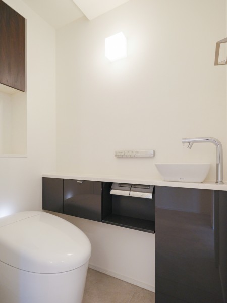 手洗い場付きのレストルームには、スタイリッシュなタンクレストイレを備え付けました。毎日使う場所だからこそ、清潔感と使いやすさを考慮しました。