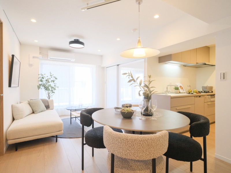 南西向き・8階部分につき陽当たり良好なお部屋です。たっぷりの陽光を取り込み、穏やかな時間が流れ、明日への活力を養うことができる居心地の良い居住空間です。