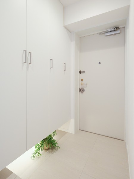 住まいの顔になる玄関は、フットライトが足元を温かく照らし、白を基調に爽やかな空間を演出します。