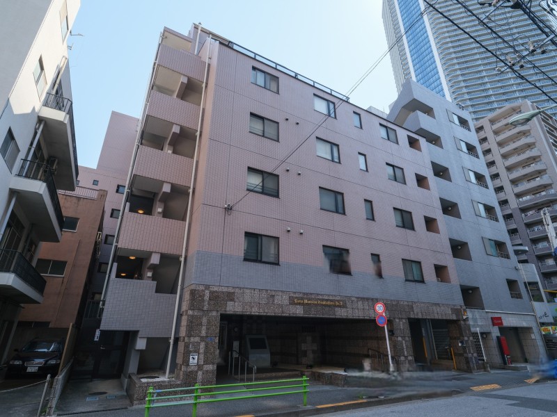 有楽町線・大江戸線『月島』駅徒歩5分の好立地に佇むマンションです。ダイエー月島店徒歩2分、フジマート月島店徒歩4分、どらっぐぱぱす月島1丁目店徒歩5分のため買い物にも便利な住環境です。