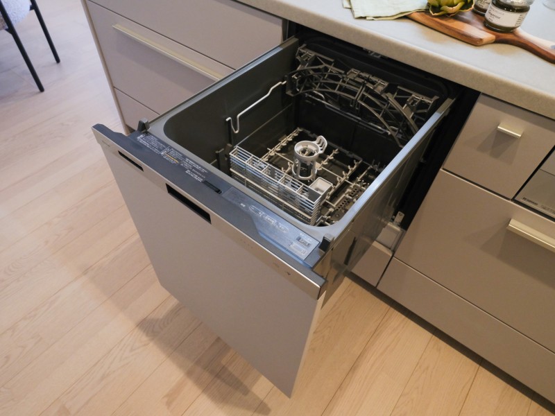 ◆食器洗浄機◆家事の時間を短縮できる優れもの。さらに節水・節約を同時に行うことができるので、人気があり重宝します。