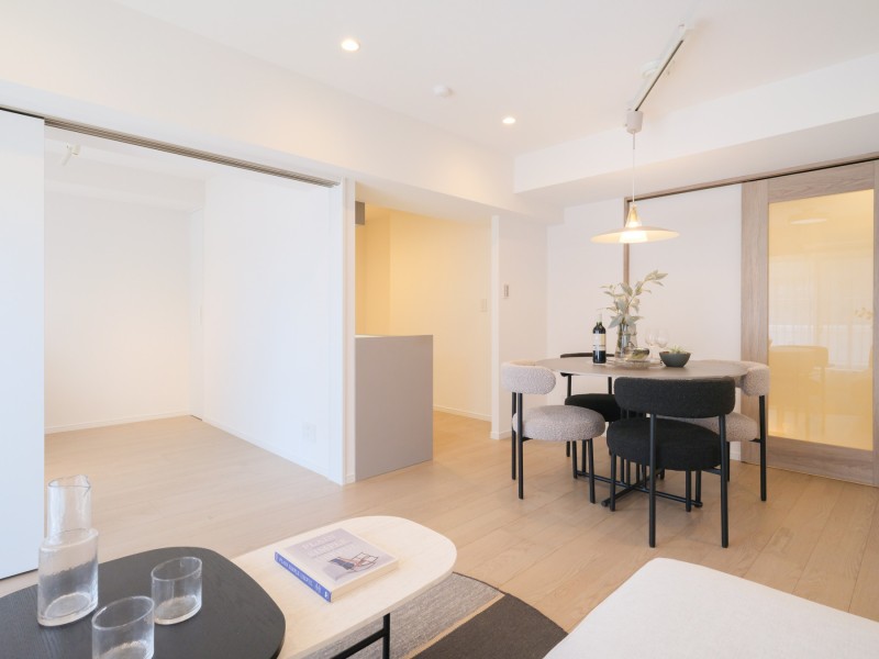 室内は心安らぐ上質で居心地の良い内装に仕上げています。ぬくもりを感じるウッドの優しい質感と、どんなインテリアにも馴染みやすいホワイト基調の洗練された居住空間です。