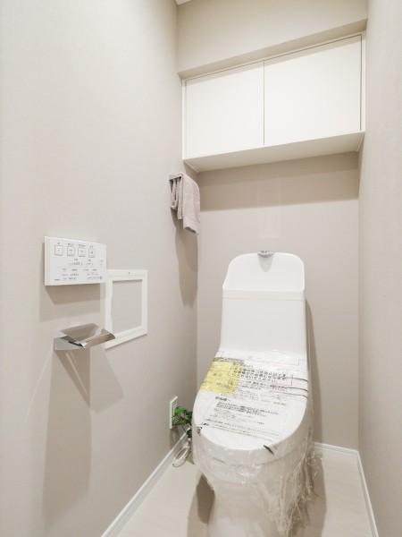 優れた節水効果や汚れが付きにくい便座など、ほしかった機能が揃ったウォシュレット一体型トイレです。吊戸棚にはトイレットペーパーや掃除用具を収納できるので便利です。