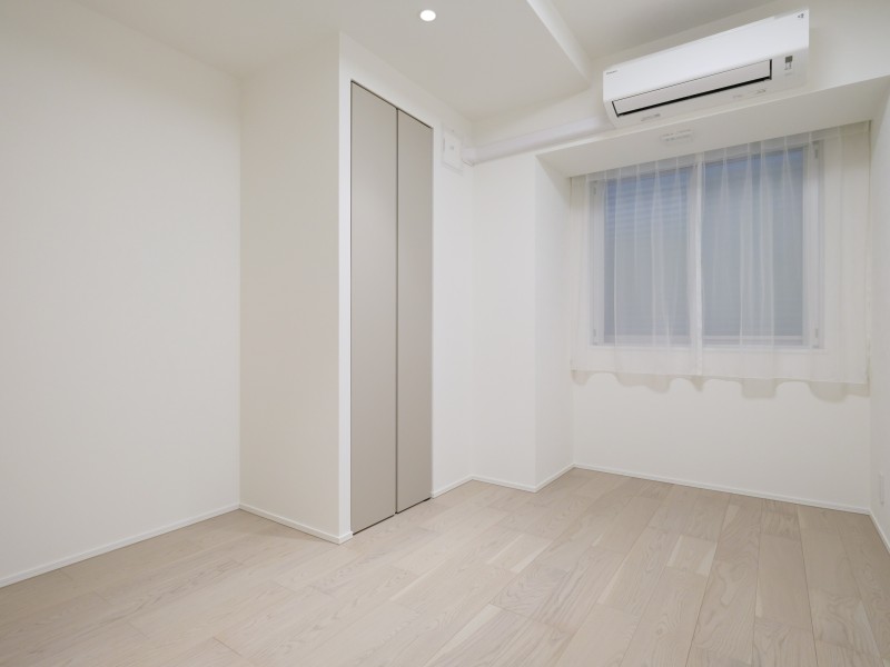 玄関から最も近い洋室3です。住まう方の趣味や感性に合わせて多目的にお使いいただける、シンプルな内装です。