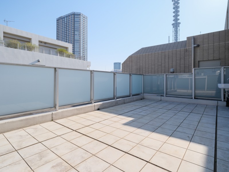 26m²の広々ルーフバルコニーがあるお部屋です。室内と外が緩やかに繋がる設計で、豊かな採光と風の通り道を創り出します。