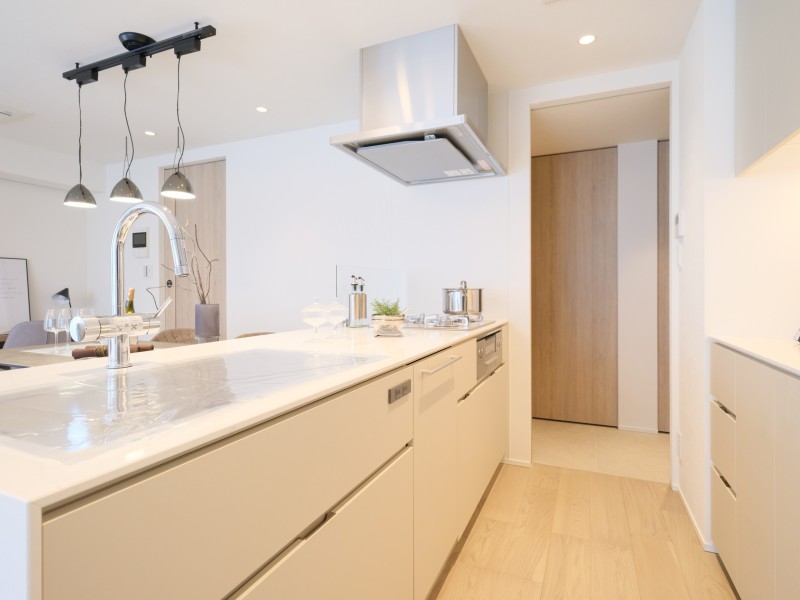 お部屋に自然に溶け込む、インテリアの一部のようなオープンキッチンです。スムーズな動線で調理器具の出し入れも快適にでき、料理の時間がより楽しくなります。