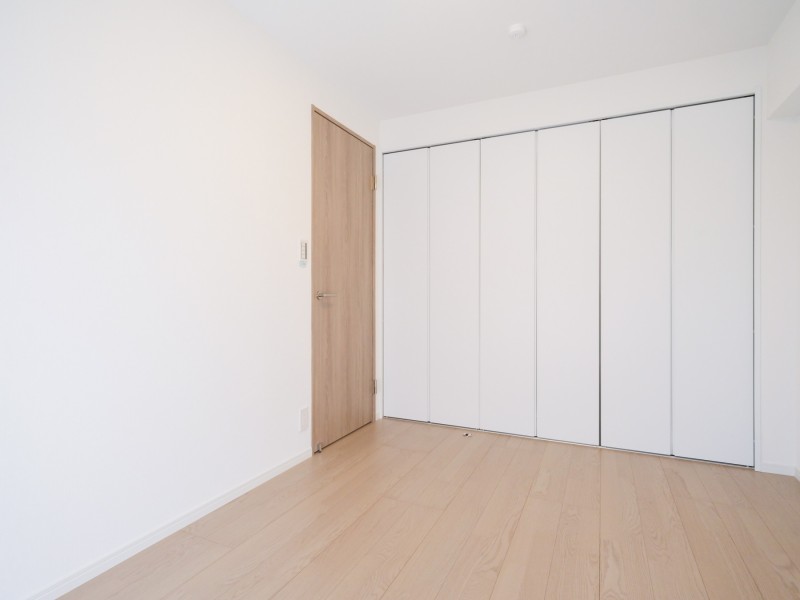 洋室1には間口の広いクローゼットがあるので、お手持ちの衣服などをたっぷり収納し、居室部分は広くお使いいただけます。