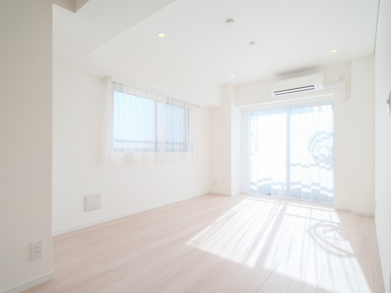 二面採光の窓から心地よい光と風を運んでくれる、おだやかな空気に纏われたリビングダイニングです。住まう方の趣味や感性で飾っていただけるように、シンプルな内装で仕上げました。