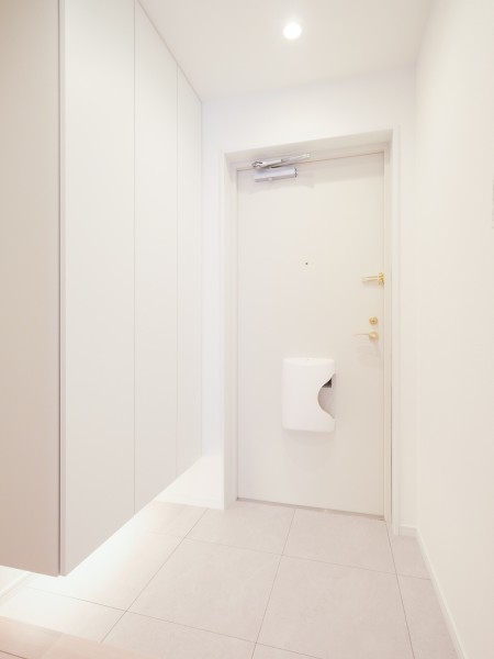 住まいの顔になる玄関は、フットライトが足元を温かく照らし、白を基調に爽やかな空間を演出します。大容量なシューズインクローゼットが備え付けなので、毎日すっきりした玄関を保てます。