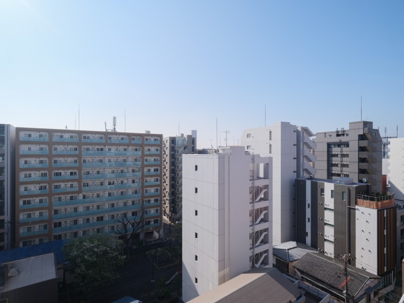 バルコニーからの眺望です。のびやかに広がる空が日常になり、至福の時間に包まれる住まいです。