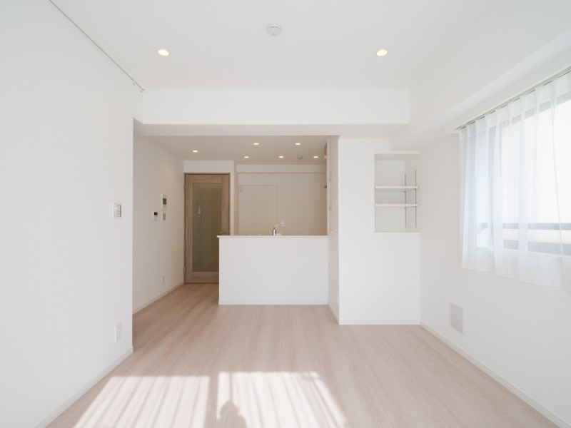 角部屋で陽当たりが良いお部屋は、心がほっとする光と爽やかな風を感じることができる、のびやかな住空間です。柔らかな表情を生むフローリング素材を採用し、心地よい時間を紡ぎ出す居住空間です。