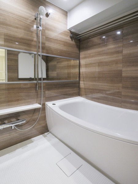 毎日のバスタイムを贅沢に、豊かにしてくれるバスルームです。ワイドミラーによってゆとりを感じられるくつろぎの空間です。雨の日の衣類乾燥に便利な浴室乾燥機も搭載しています。