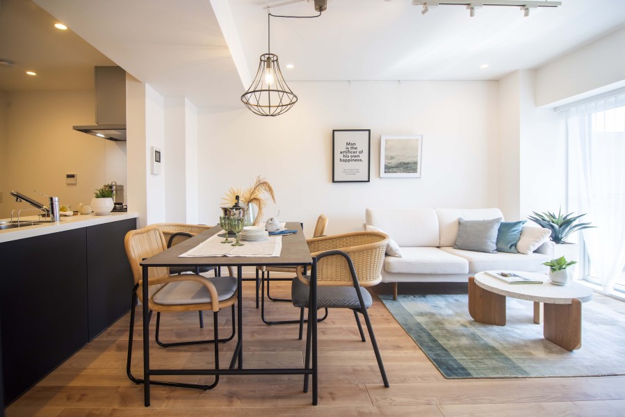 ゆらめくカーテンの向こうから、温かい陽の光と風通しの良さを感じ、明るく開放的な空間を演出します。