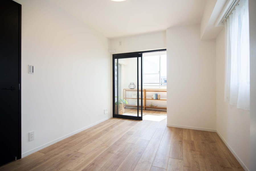 開放感のある洋室2です。住まう方の趣味や感性で飾っていただけるように、シンプルな内装で仕上げました。