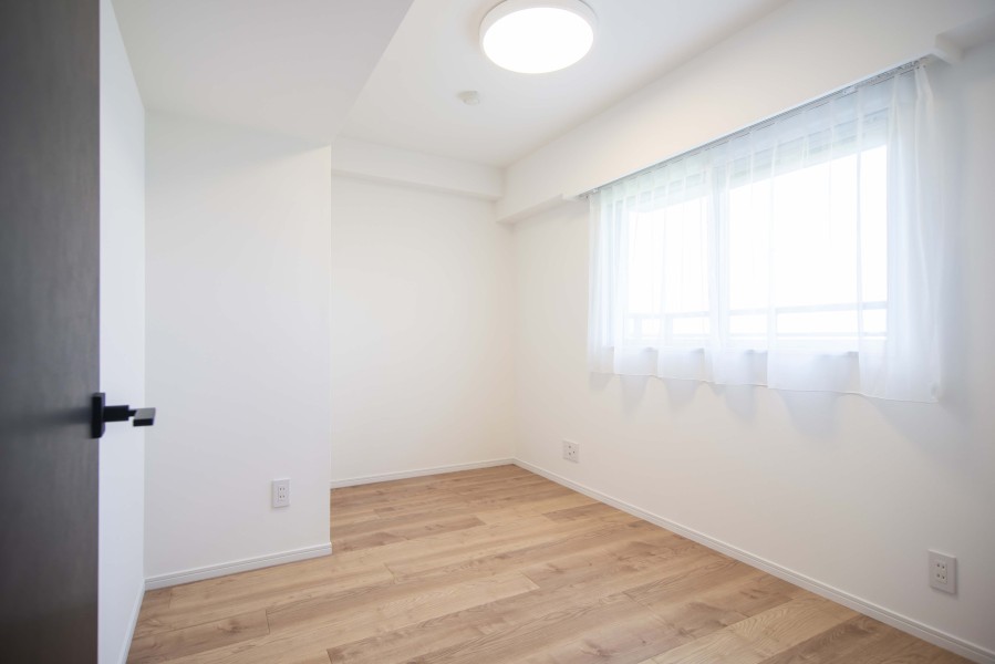 洋室3は廊下からアクセスする独立したプライべート空間です。勉強や読書など落ち着いて作業したいときのワークスペースにぴったりです。