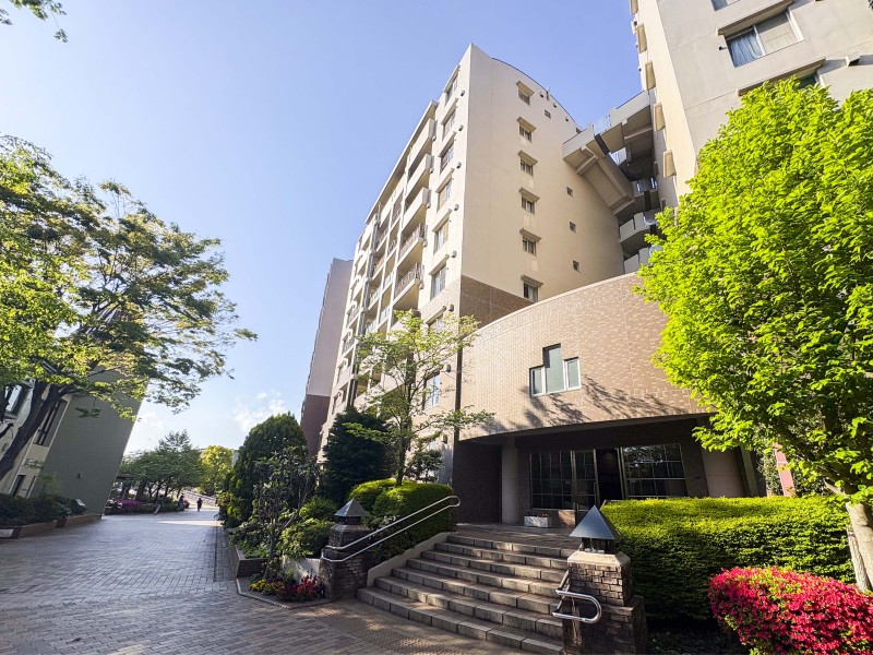 堂々たる趣の中に自然の潤いも感じる外観は、住まう方が描くライフステージを実現させます。植栽は綺麗に整られ、毎日気持ちよく出入りできそうです。