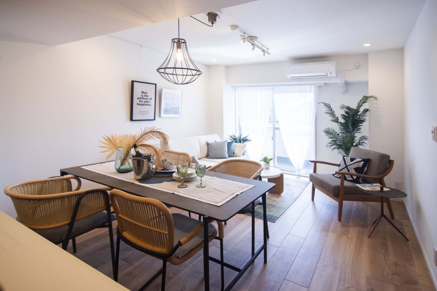 多種多様なライフスタイルに寄り添ったしつらえにリノベーションし、アップデートしたお部屋です。こだわった素材や意匠を纏い、柔らかく、美しく創りあげました。