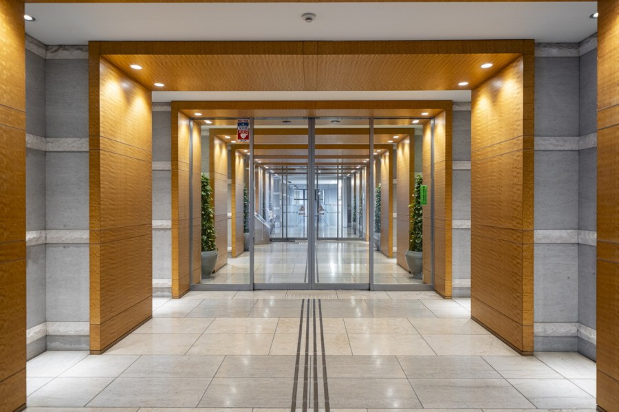 気品溢れるエントランスアプローチです。セキュリティ面も充実した設備環境です。洗練された共用部が安らぎに満ちた住まいへ誘います。