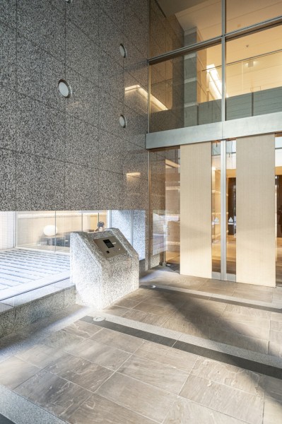 重厚感があり、機能的でもあるエントランスです。カフェやラウンジ、ミニストア、エッグシアターやコンディショニングハウスなど、多彩な共用施設が備わっています。