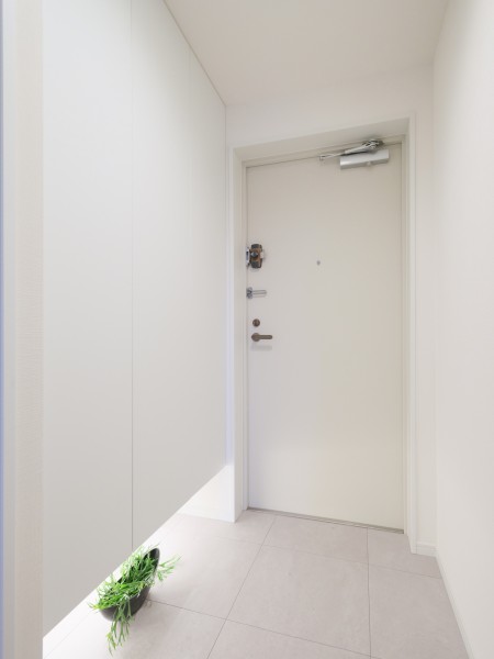 フットライトからのびる光が足元を優しく包み込む玄関です。人感センサー照明のため帰宅時に暗闇の中手探りでスイッチを探す必要がなく、明るい空間が出迎えてくれます。