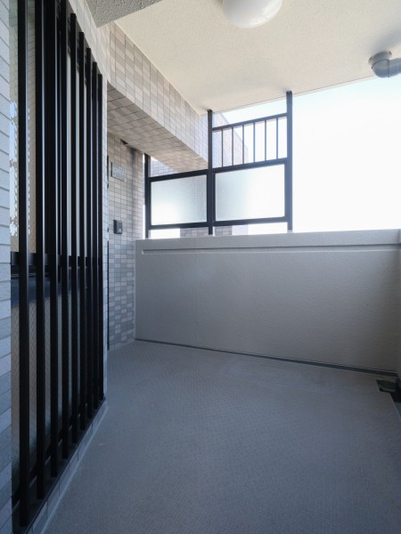 玄関前には、約6.72m²の広々とした専用ポーチがあります。角部屋であり、更に玄関前のポーチがあることでお部屋の独立性を高め、プライバシーを保ってくれます。