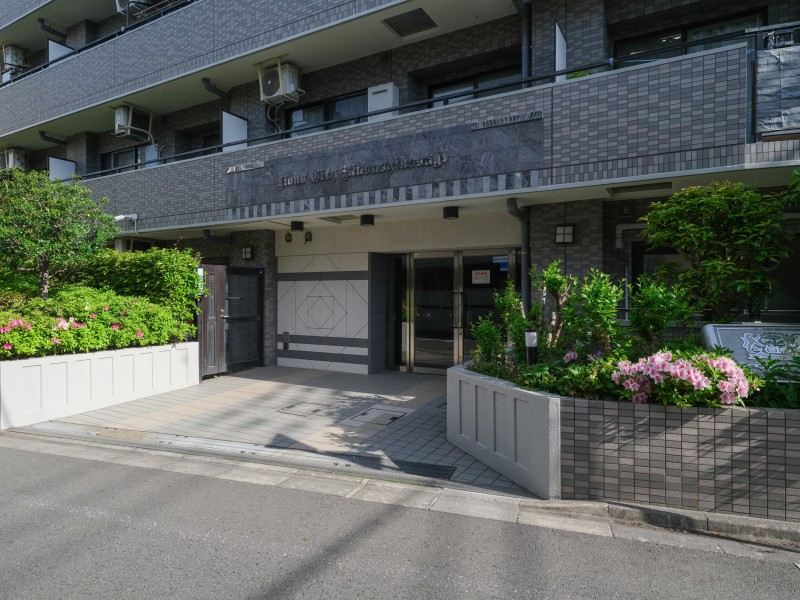 手入れの施された植栽が安らぎの居住空間へ誘うエントランスです。定期的なメンテナンスが行われ、綺麗に保たれています。