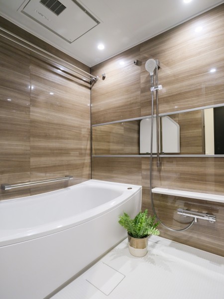 光沢のある木目調パネルが高級感を漂わせるバスルームです。毎日のバスタイムを贅沢に、豊かにしてくれます。