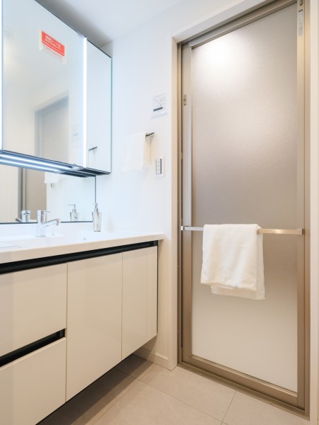 三面鏡裏や足元の収納など使いやすさも兼ね備えている洗面化粧台です。ミドルミラー付きのため、背の低いお子様も鏡を見ながら歯磨き等の動作が可能です。