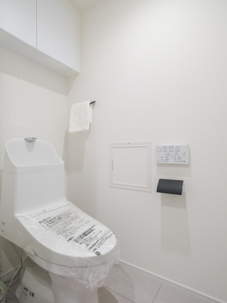 毎日使う場所だからこそ、清潔感と使いやすさを考慮したレストルーム。ウォシュレット一体型のトイレは、お掃除の手助けをしてくれる便利機能が搭載されています。