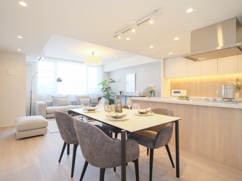 約22.0帖のゆとりあるLDKです。自然の優しい温もりを添えた居心地の良い内装に仕上がりました。多彩な豊かさを紡ぎ、穏やかな時間が流れます。