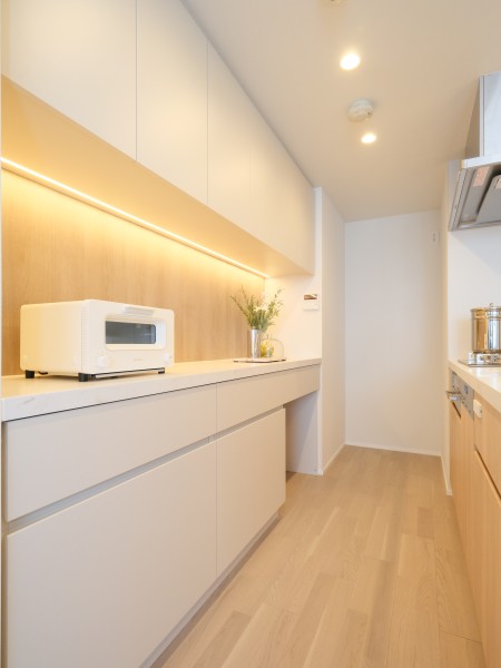 キッチン背面にはカップボードを新規設置しました。お気に入りの食器や家電を見せたり、見せたくないものを隠したり、暮らしの変化や気分に合わせてマルチに活躍する使い勝手の良い設備です。