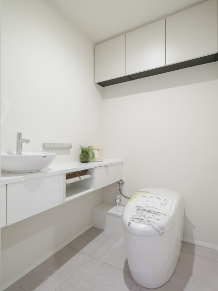 タンクレストイレやスティックリモコンでスタイリッシュな雰囲気を演出したレストルームです。毎日使う場所だからこそ、清潔感と使いやすさを考慮しました。