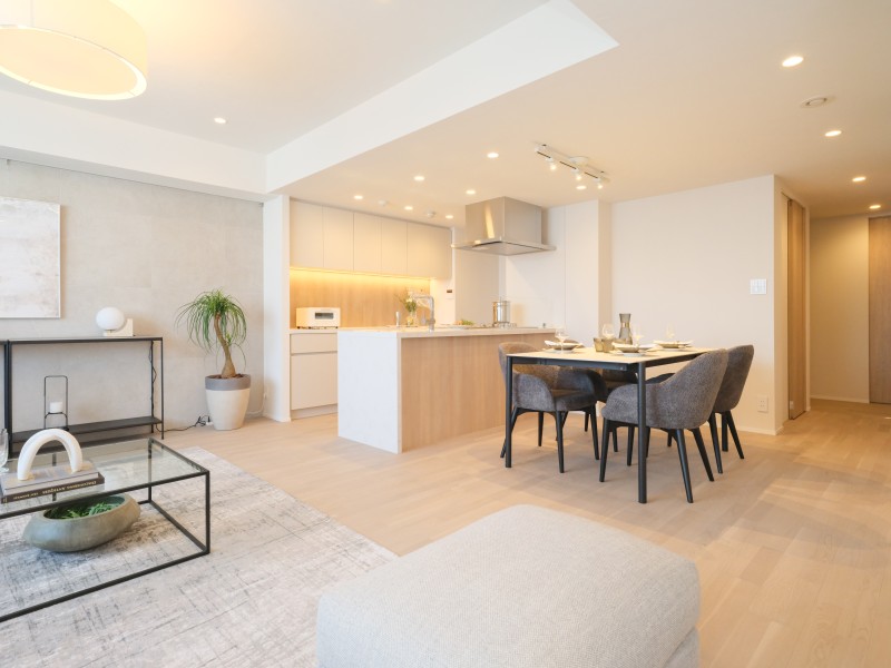 LDには床暖房が敷設され、ご家族みなさまが一年中快適にお過ごしいただけます。ピクチャーレールを設置したので壁を傷つける心配なくお気に入りのアートやグリーンを飾りインテリアを楽しめます。