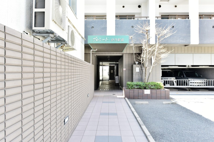 関西スーパー駅前店、いかり阪急伊丹店まで徒歩2分、伊丹小学校まで徒歩5分、北中学校まで徒歩10分とどの世代にも暮らしやすい環境が魅力的です。