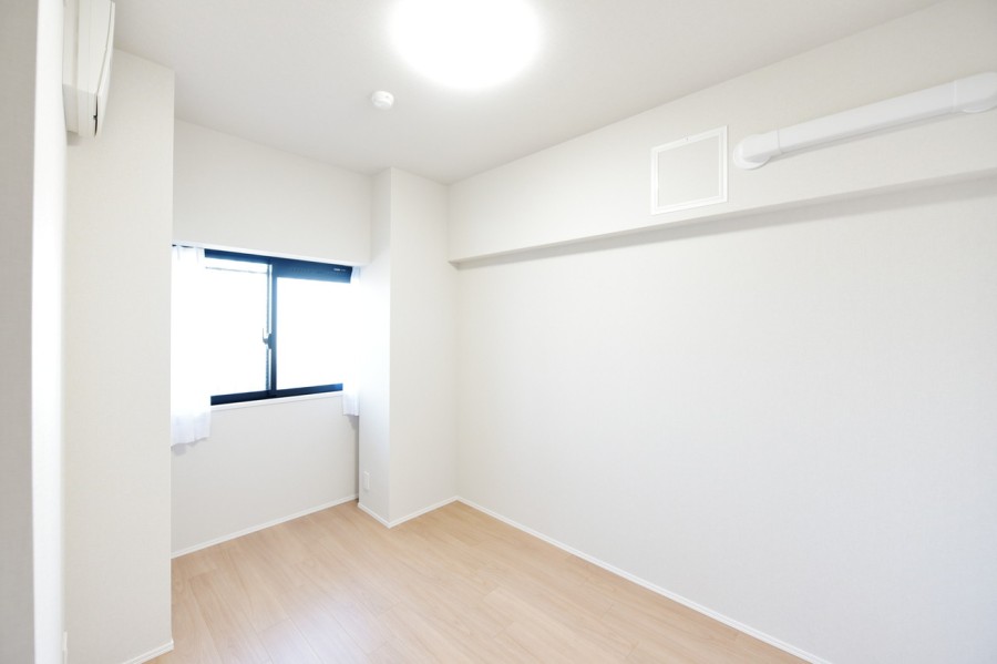 洋室2(約5.4帖)はシンプルな内装なので、家具や小物でお好みの空間を演出できます。作業や課題、趣味に集中できるワークスペースや子供部屋としてもご使用いただけます。