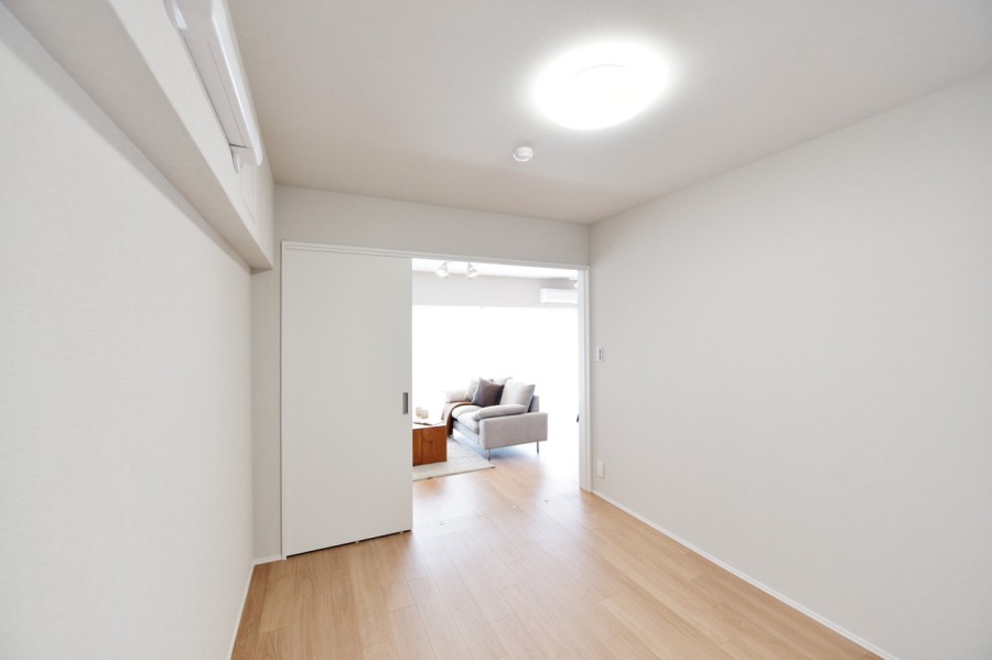 洋室3(約5.5帖)はリビングに隣接しており、扉を開放して拡張リビングとしても使用できるフレキシブルなお部屋です。ライフスタイルや家族構成に合わせて、機能的にご使用頂けます。