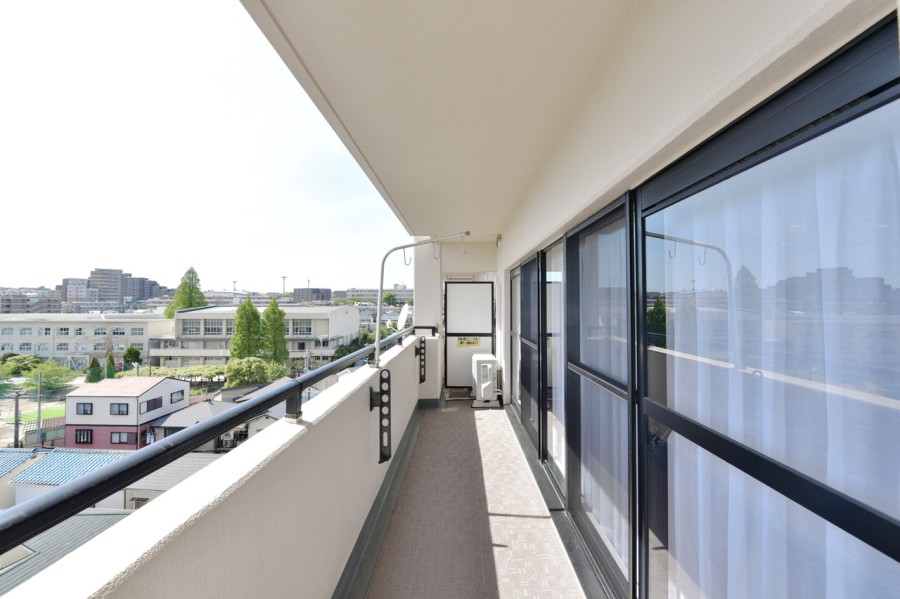 南西向きの広々としたバルコニーがお部屋の中に優しい光と風を運んでくれます。ゆったりとしたバルコニーで、お洗濯物も気持ちよく干すことができます。