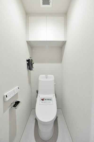 LIXIL製洗浄機能付トイレ新規交換済みです。手の洗いやすさを考慮した広くて深い手洗鉢で、いつも快適に使用できます。吊戸棚を設置していますので、小物類やお掃除用品の収納に便利です。